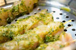 Brochettes de poulet marinées au pesto maison