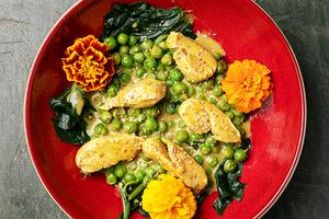 Poulet curry à la tomate, tombée d’épinards et petits pois