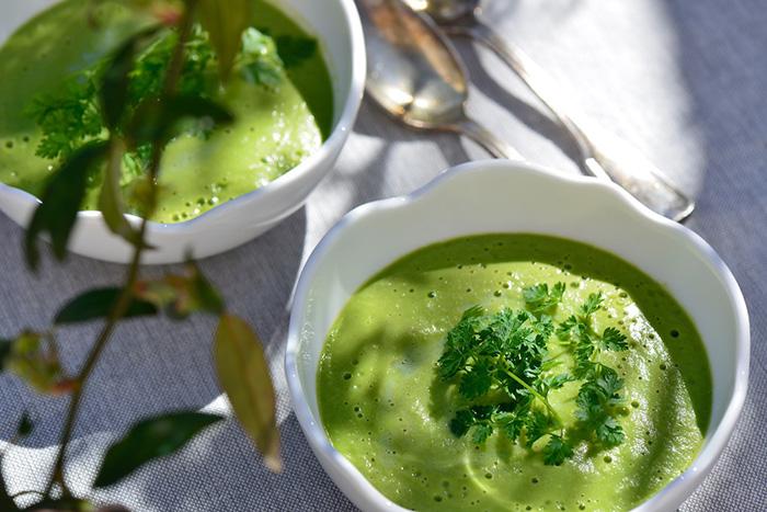 Soupe de petits pois au lait de coco et épices